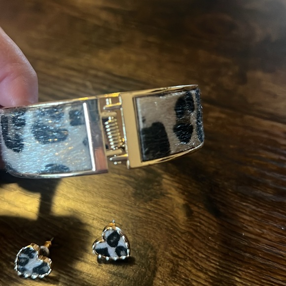 Plunder matching cuff bracelet and earrings set. - Picture 2 of 4